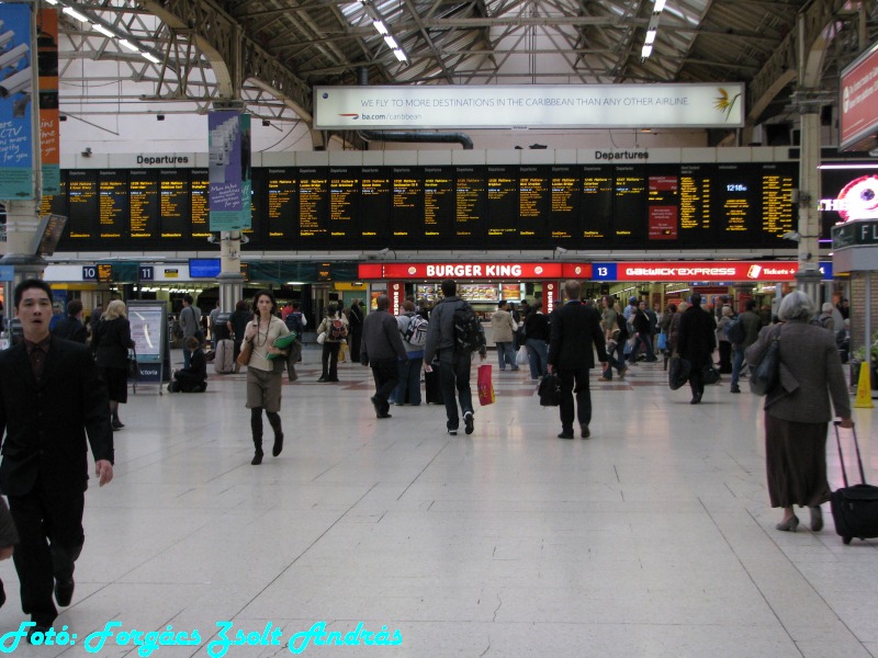 london_victoria_rail_station__010.JPG