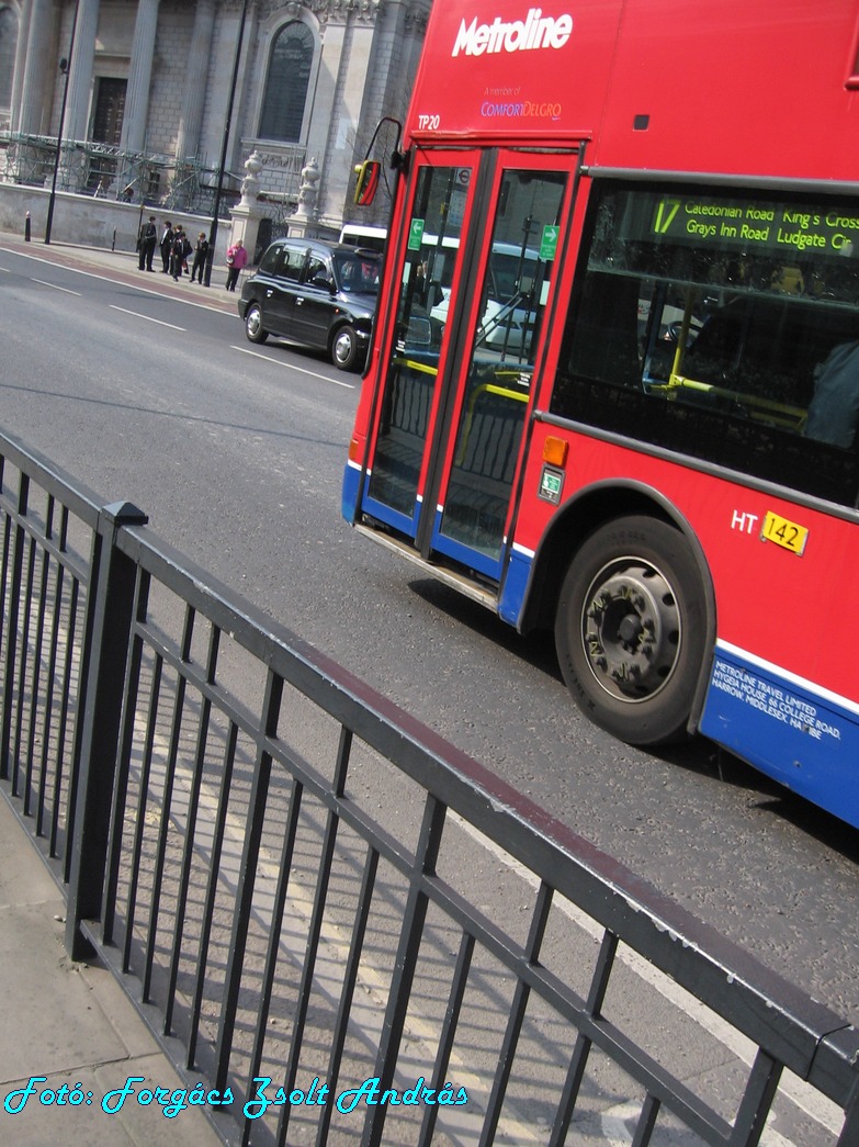 london_buses_140.JPG