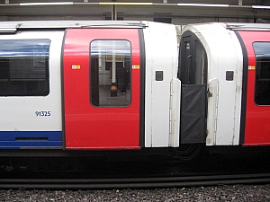 london_tube_central_002.JPG