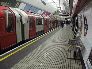 london_tube_central__bond_street001.JPG