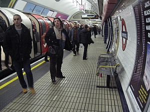 london_tube_central__bond_street002.JPG