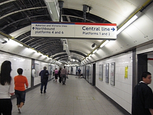 tube_central_oxford_street_001.JPG