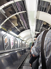 tube_central_oxford_street_002.JPG