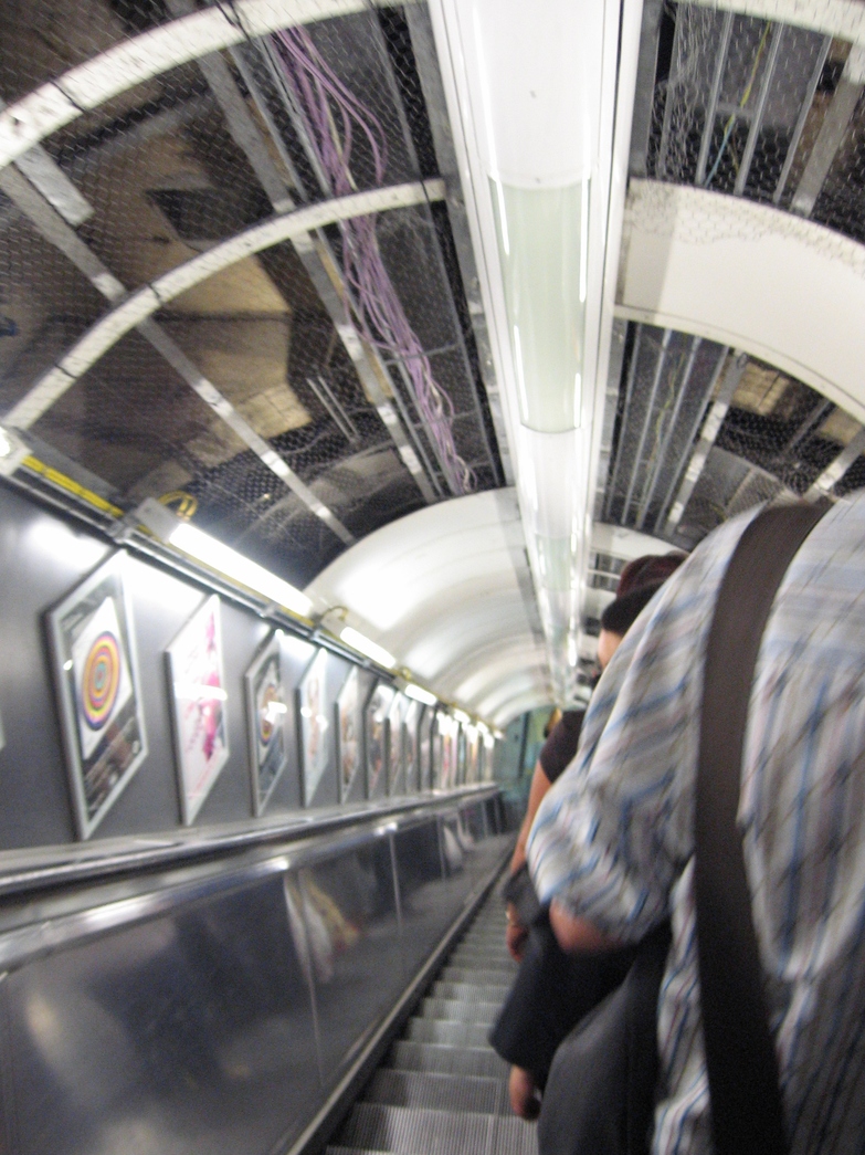 tube_central_oxford_street_002.JPG