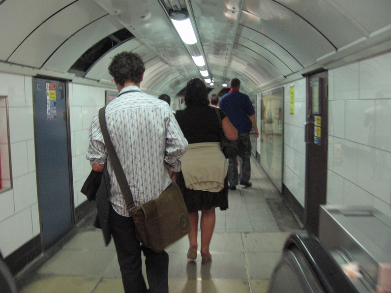 tube_central_oxford_street_004.JPG