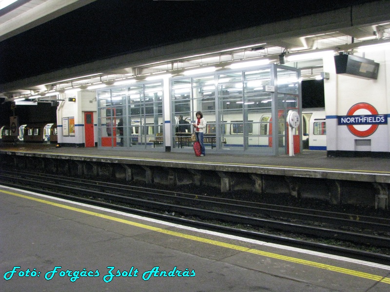 northfields_station_003.JPG