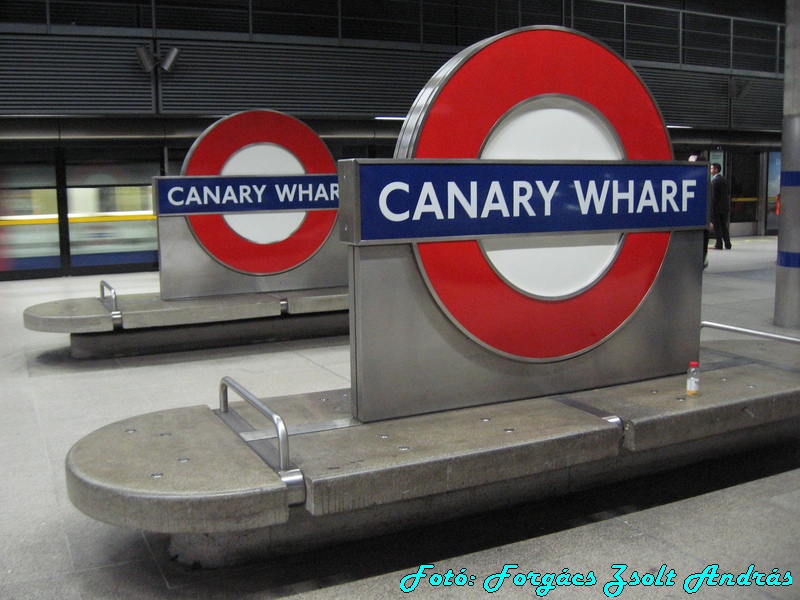 canary_warf_001_tube_station_002.JPG