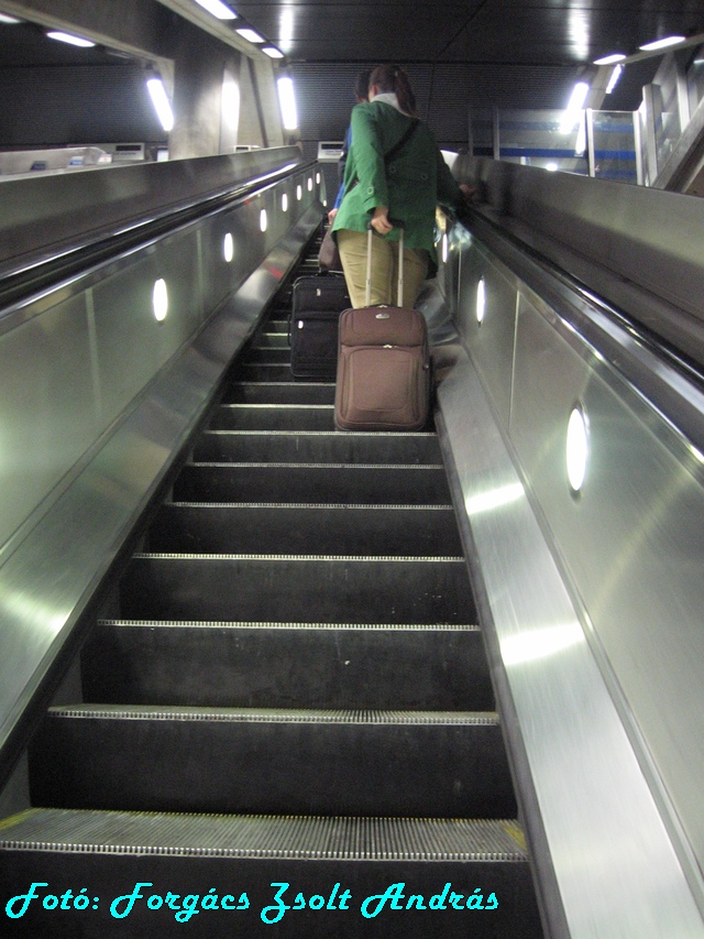 canary_warf_001_tube_station_003.JPG