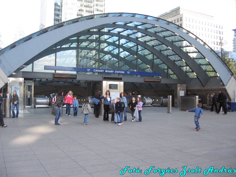 canary_warf_001_tube_station_004.JPG