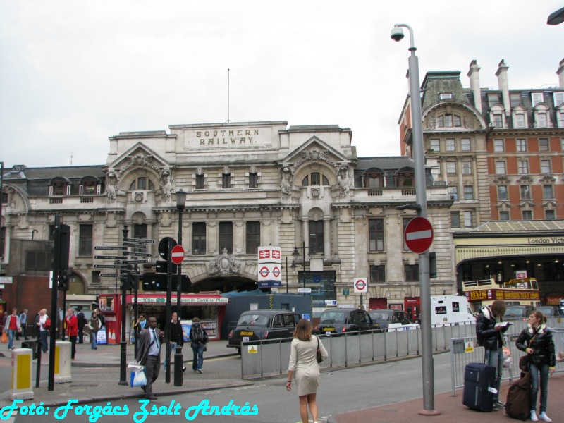 london_victoria_rail_station__002.JPG