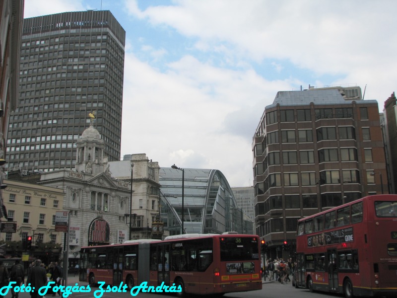 london_victoria_rail_station__004.JPG