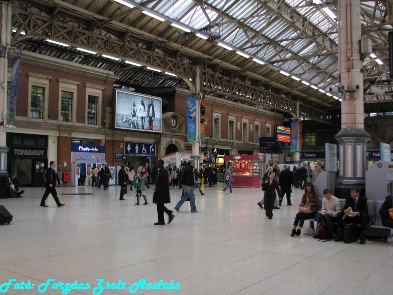 london_victoria_rail_station__006.JPG