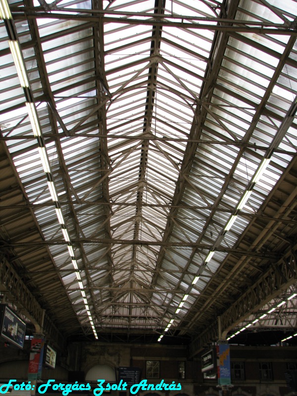 london_victoria_rail_station__008.JPG