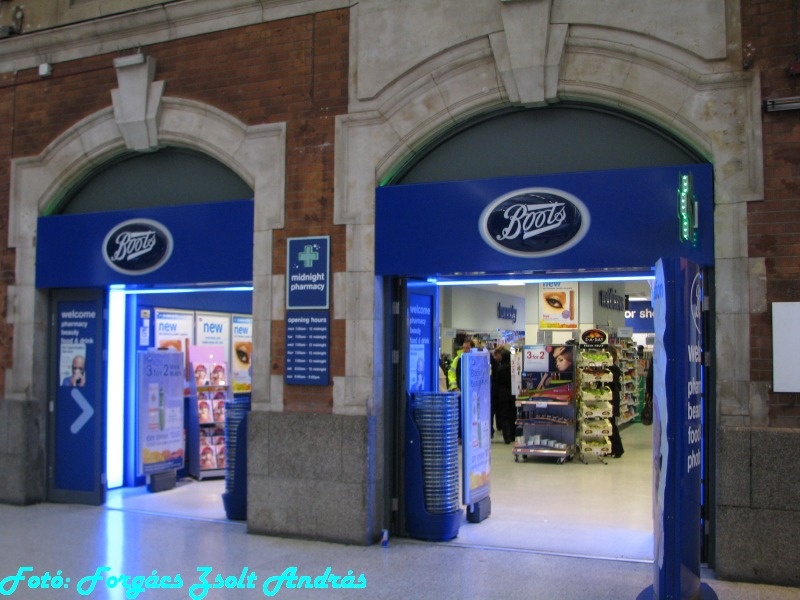 london_victoria_rail_station__011.JPG