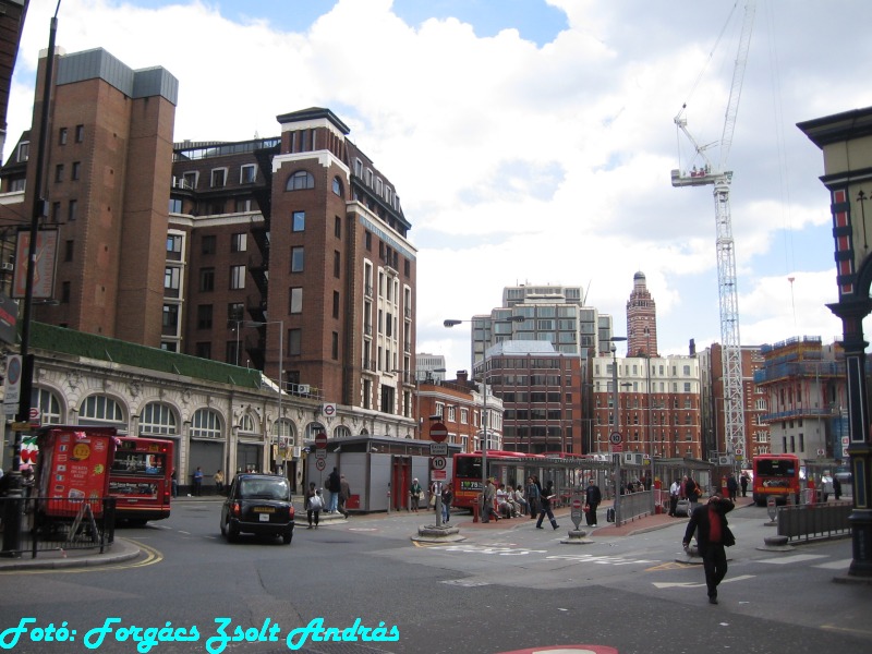 london_victoria_rail_station__013.JPG