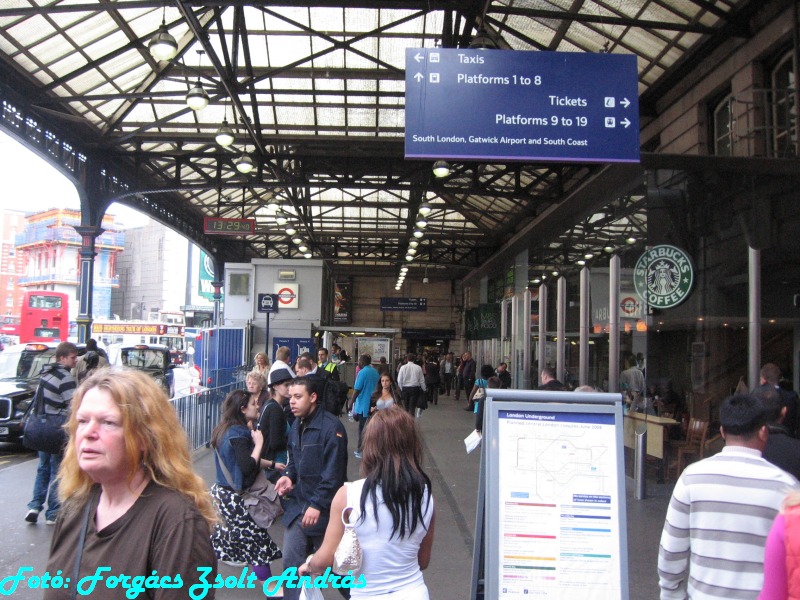 london_victoria_rail_station__015.JPG