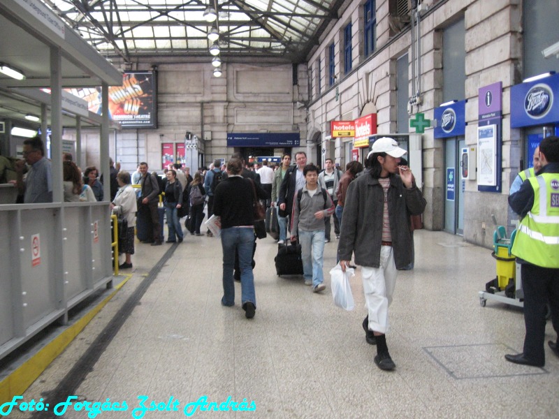 london_victoria_rail_station__017.JPG