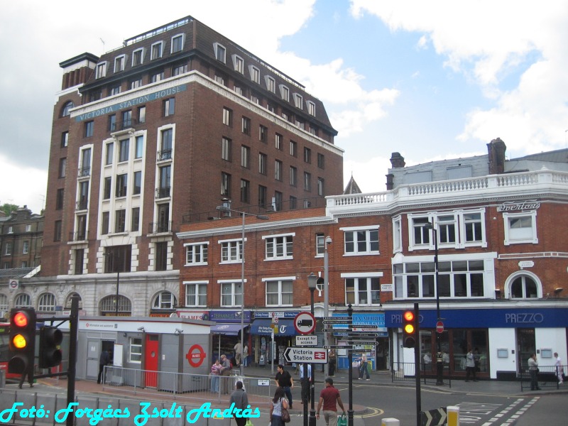 london_victoria_rail_station__019.JPG